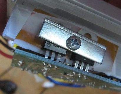 Nahaufnahme einer Leiterplatte mit Bauteil und Metallklammer