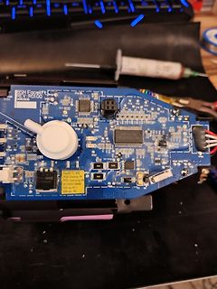 Blaue Leiterplatte mit elektronischen Bauteilen