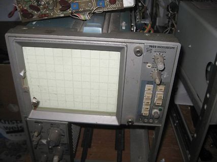 Analoges Oszilloskop in einer Werkstatt