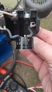 Nahaufnahme eines elektronischen Bauteils mit Typenbezeichnung