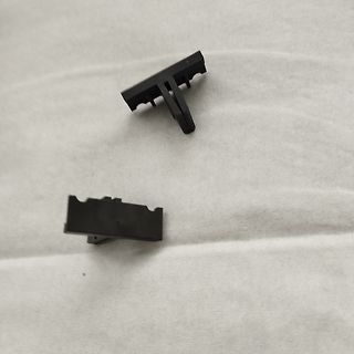 Zwei schwarze Kunststoffteile