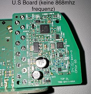 Nahaufnahme einer grünen Leiterplatte mit elektronischen Bauteilen