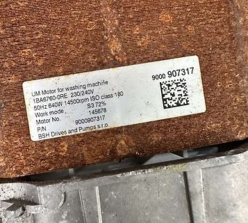 Typenschild eines Waschmaschinenmotors