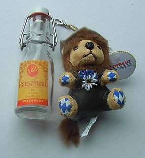 Glasflasche und Plüschtier-Schlüsselanhänger