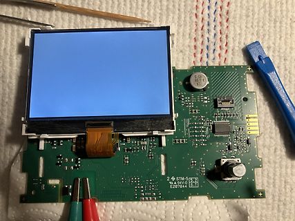 Offene Leiterplatte mit Display und Flachbandkabel