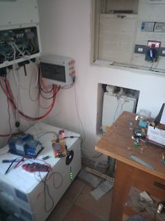 Elektronik-Aufbau und Werkstatt mit Kabeln und Geräten