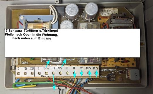 Innenansicht einer Elektronikplatine mit Anschlussklemmen