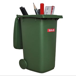 Grüner Mülleimer mit Stiften und Lineal