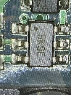 Makroaufnahme eines SMD-Bauteils auf Leiterplatte