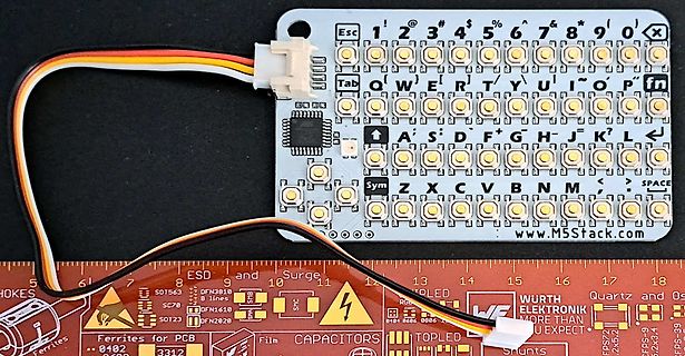 M5Stack Tastatur Modul auf Werkstattunterlage