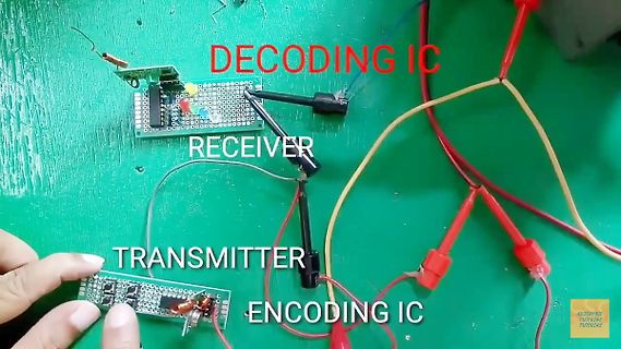 Elektronischer Aufbau mit Encoder und Decoder auf Lochrasterplatinen