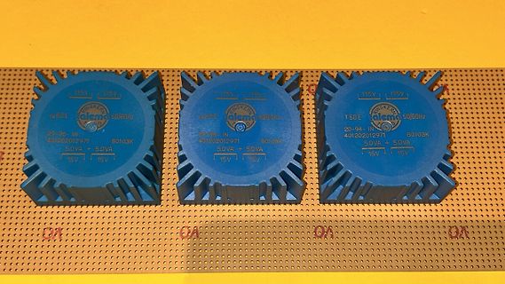 Drei blaue Ringkerntransformatoren auf Lochrasterplatine