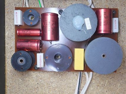 Bestückte Leiterplatte mit Elektrolytkondensatoren und Transformatoren