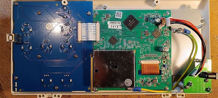 Innenansicht eines elektronischen Geräts mit zwei Leiterplatten
