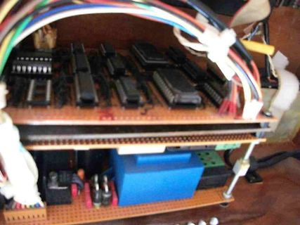Aufbau einer Lochrasterplatine mit integrierten ICs und Verkabelung