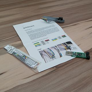 Gulobord Dokumentation, Kabel und Leiterplatte auf Holzuntergrund
