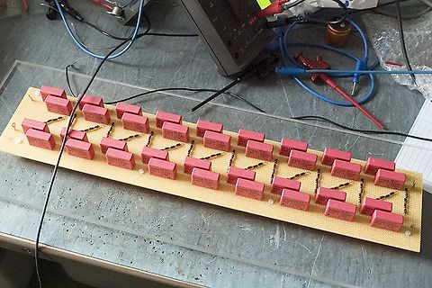 Aufbau mit vielen roten Bauteilen auf Lochrasterplatine