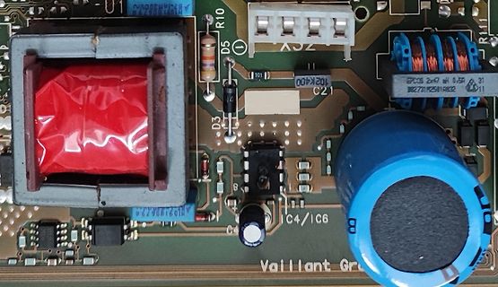 Nahaufnahme einer Leiterplatte mit elektronischen Bauteilen