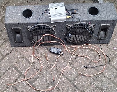 Zerlegter Lautsprecher mit Verstärker Modul