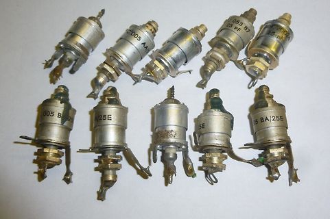 Zehn elektronische Bauteile auf weißem Untergrund