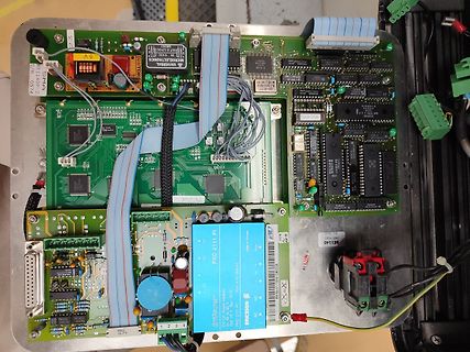 Innenansicht einer Elektronikplatine mit Flachbandkabeln