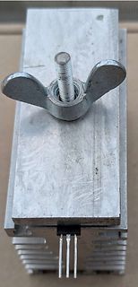 Metallblock mit Schraubflügel und Kühlkörper