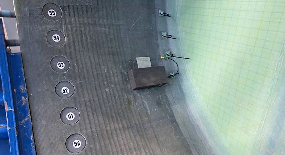 Innenansicht eines großen Tanks mit Skalierung