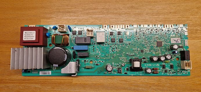 Foto einer Leiterplatte mit elektronischen Bauteilen