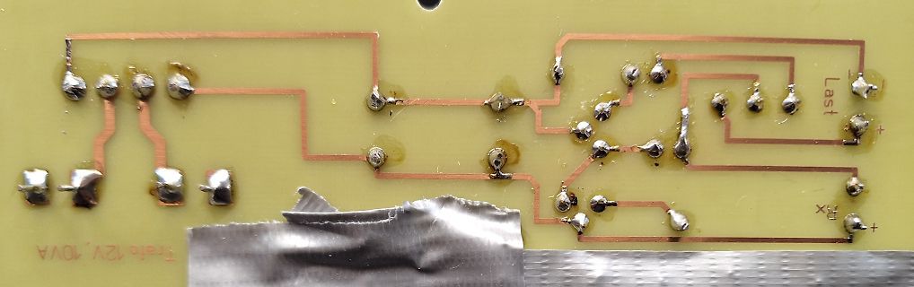 Nahaufnahme einer geätzten Leiterplatte mit Lötstellen