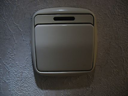 weißer Kunststoffbehälter an Wand