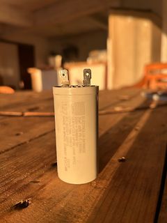 Elektrolytkondensator auf Holztisch