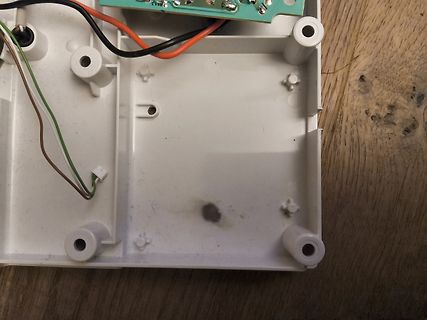 Innenansicht eines Kunststoffgehäuses mit Kabeln und Leiterplatte