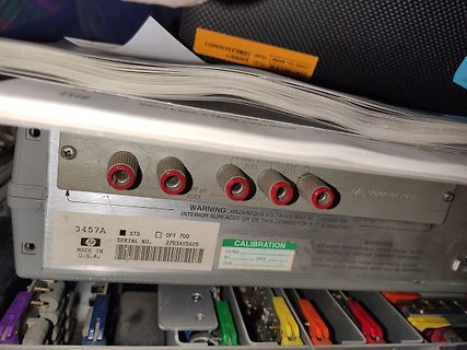 Rückseite eines HP Messgeräts mit Anschlüssen und Typenschild