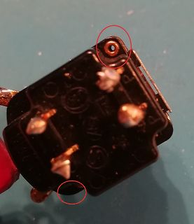 Nahaufnahme eines elektronischen Bauteils mit Lötstellen
