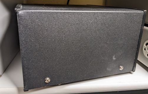 Schwarzes Gehäuse eines elektronischen Geräts