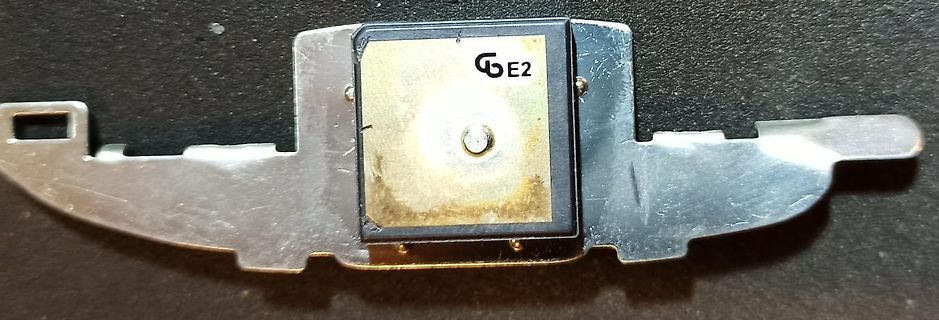 Foto eines elektronischen Bauteils auf Metallhalterung