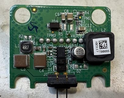 Bestückte grüne Leiterplatte mit elektronischen Bauteilen