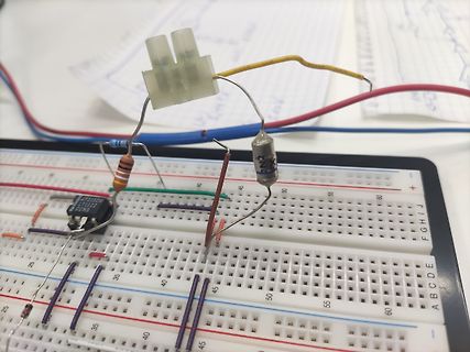 Aufbau auf einem Breadboard mit elektronischen Bauteilen