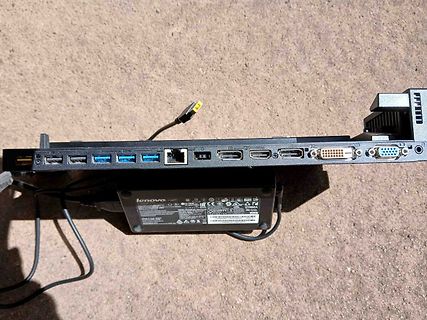 Rückansicht der Anschlüsse eines Lenovo Monitors