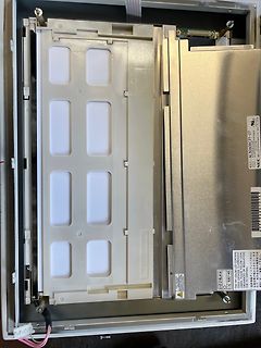 Rückseite eines LCD-Displays in Gehäuse