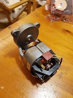 Zerlegter Elektromotor mit Kupferwicklungen