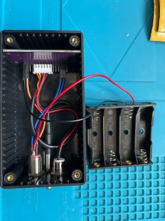 Gehäuse mit Verdrahtung und Batteriefach