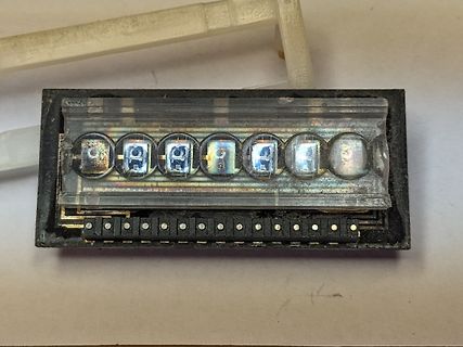 Nahaufnahme einer LED-Anzeige in einem Gehäuse