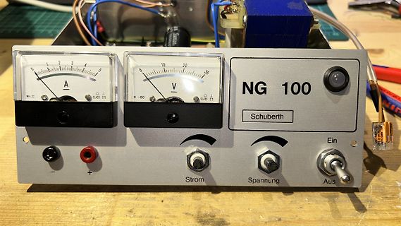Labornetzteil mit Analoganzeigen