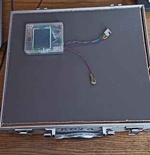 Elektronikbauteil mit Kabeln in einem Koffer
