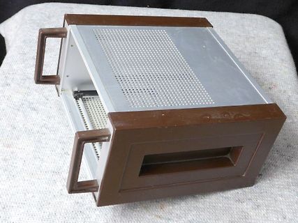 Gehäuse eines elektronischen Geräts mit Lüftungsschlitzen