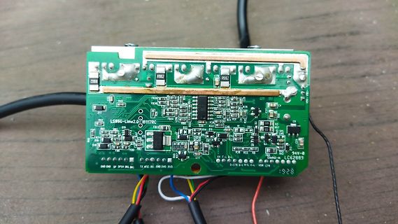 Grüne Leiterplatte mit elektronischen Bauteilen