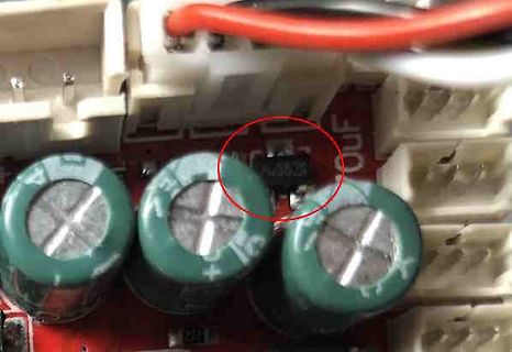 Leiterplatte mit Elektrolytkondensatoren und rotem Kabel