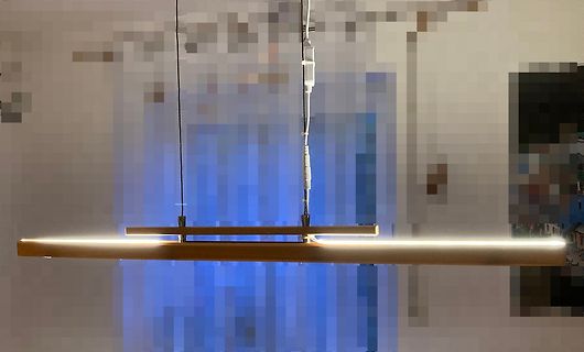 LED-Leiste an Kabeln hängend