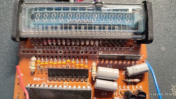 Leiterplatte mit 7-Segment-Anzeige und elektronischen Bauteilen